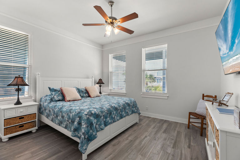 Room 5, Sea Pointer Inn - Private Beach House With Pool 3 Bedroom Home by RedAwning, Cameron