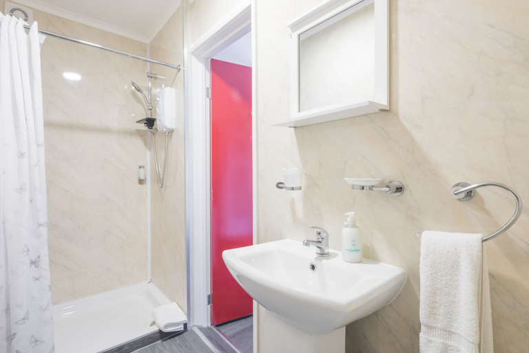 Bathroom 3, Rasa Sayang House, Oxfordshire