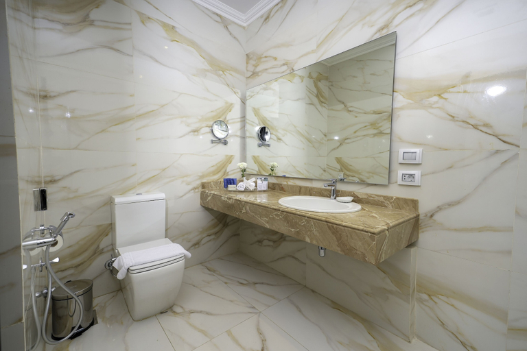 Bathroom 5, Helnan Mamoura Hotel & Events Center, Al-Muntazah