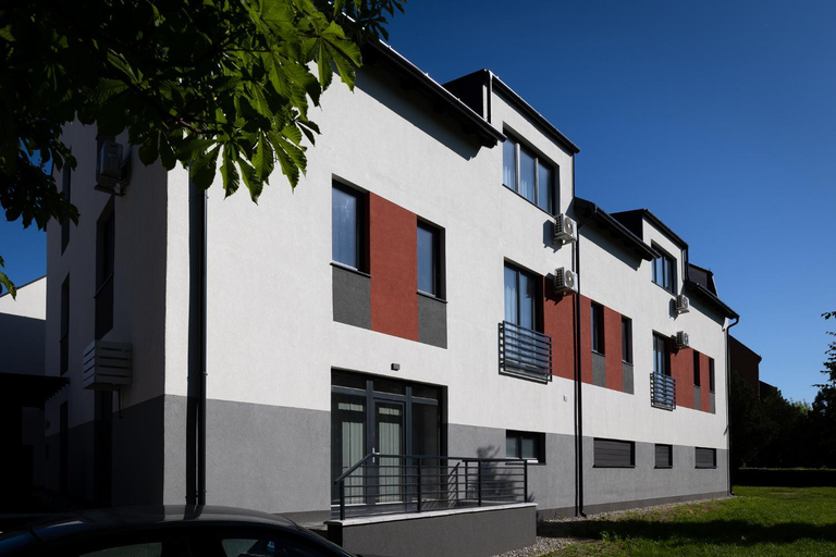 Others 4, Dotis Apartman Tata, Tata