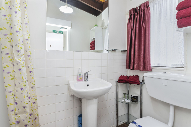 Bathroom 5, Grange Motel, Manukau