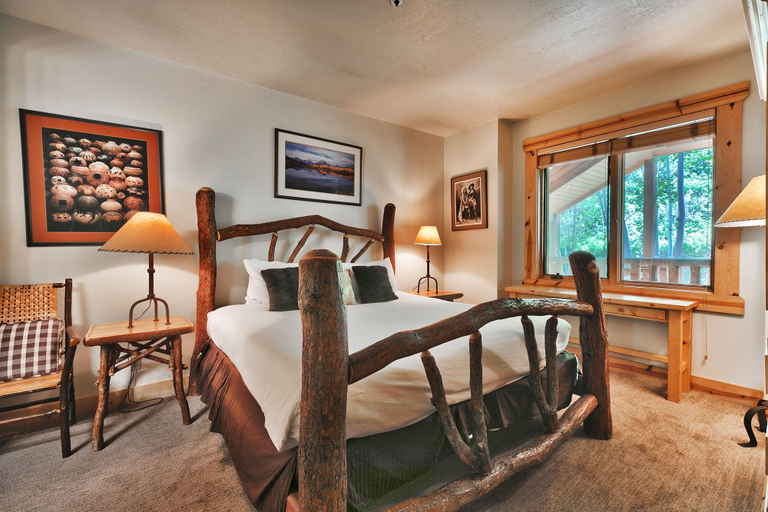 Room 4, Comstock 203 2 Bedroom Condo by RedAwning, Summit