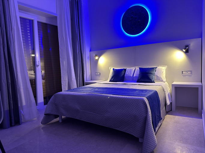 Bedroom 5, St.Peter's Moon, Rome