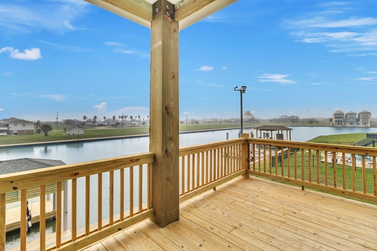 Property grounds 2, Fishermans Delight 3 Bedroom Home by RedAwning, Galveston