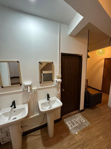 Bathroom 10