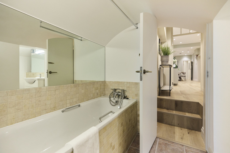 Bathroom 4, The Bayswater Gardens - Bright & Central 3BDR Home in Bayswater, London