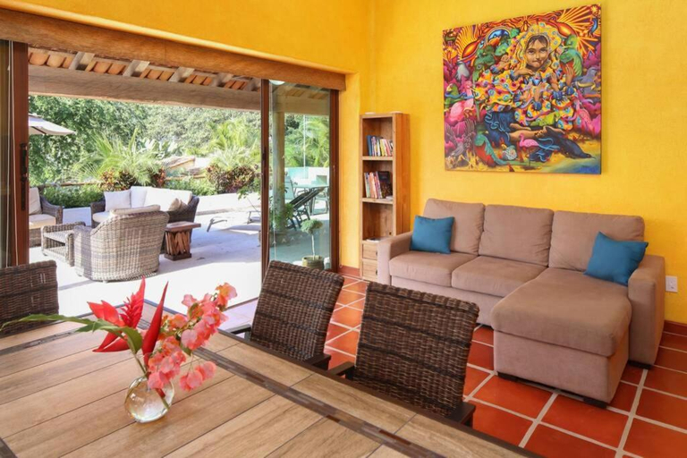Others 2, Villa Kiwi. Huge Pool, Steps To Town n Beach. 6 plus BRM 7.5 BTH 3 KCN, Compostela