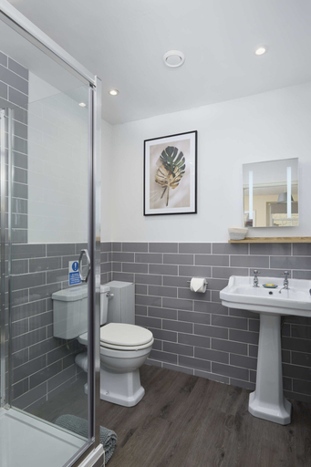 Bathroom 2, The White Hart Hotel, Devon