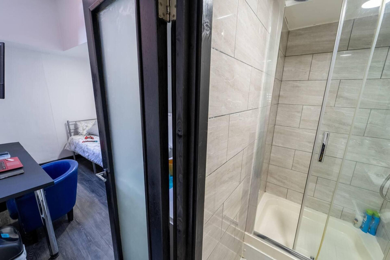 Bathroom, Stylish Cosy Studio in Selly Oak, Birmingham