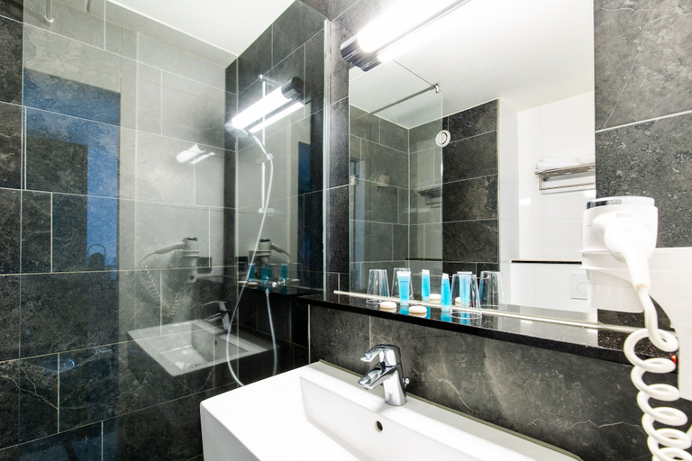 Bathroom 5, Bastion Hotel Schiphol Hoofddorp, Haarlemmermeer
