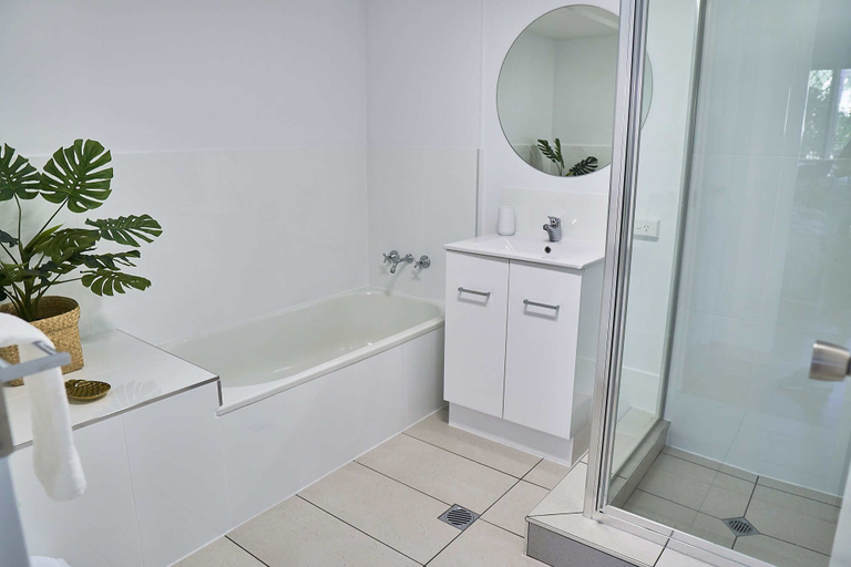 Bathroom 4, Bayview Beach Holiday Apartments, Gold Coast