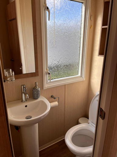 Bathroom 3, Impeccable 3-bed Caravan on Butlins Skegness, Lincolnshire