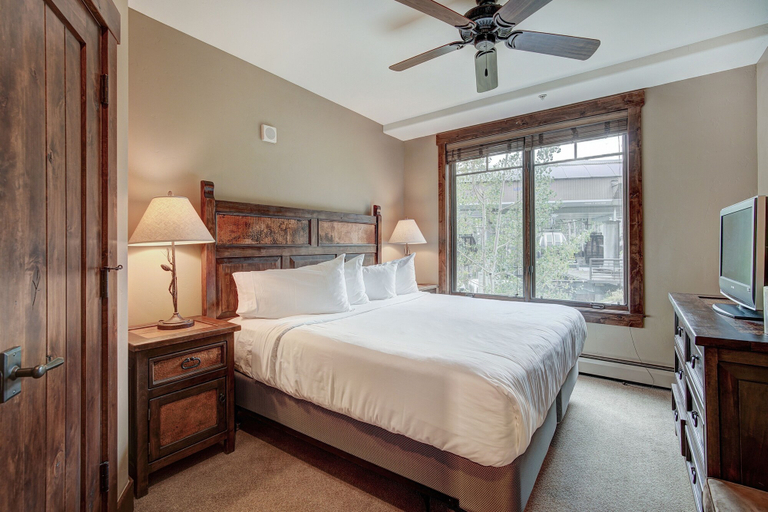 Room 5, True Ski-in/ski-out Luxury Condo On Peak 7 1 Bedroom Condo by RedAwning, Summit