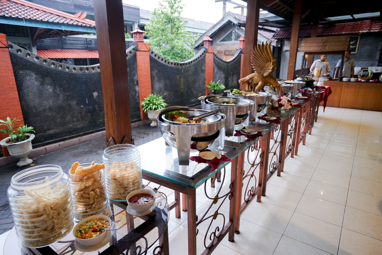 Cakra Kusuma Hotel Yogyakarta - Food & Drinks