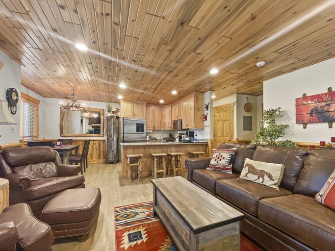 Interior 4, Timberwolf Lodge 6 2 Bedroom Cabin by RedAwning, Summit