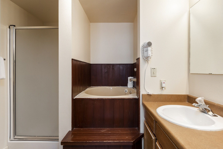 Bathroom 2, Snow Flower 141 2 Bedroom Condo by RedAwning, Summit
