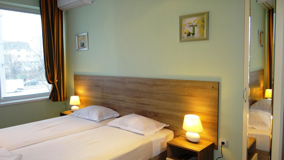Others 5, Guest Rooms Kom, Stolichna