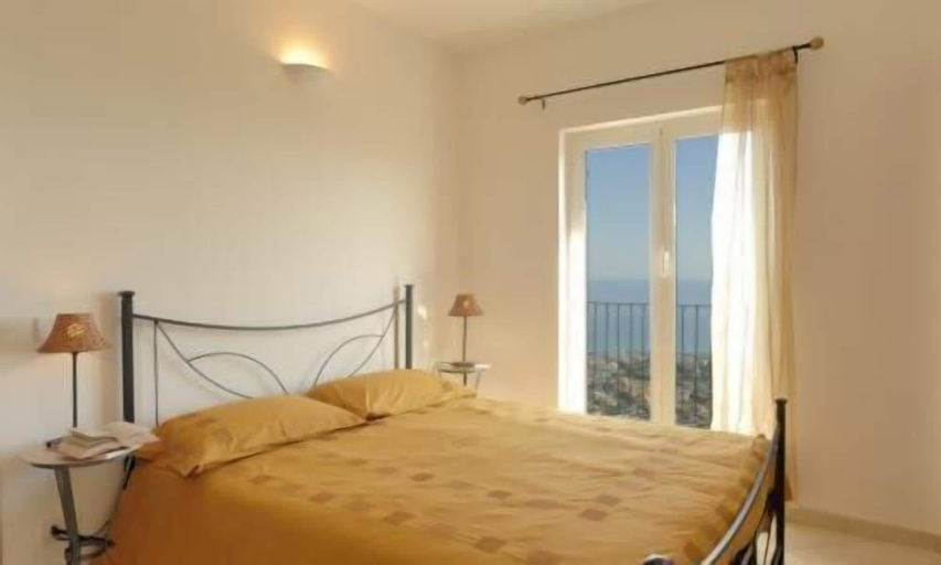 Bedroom 2, Casa Vacanze Santi, Savona