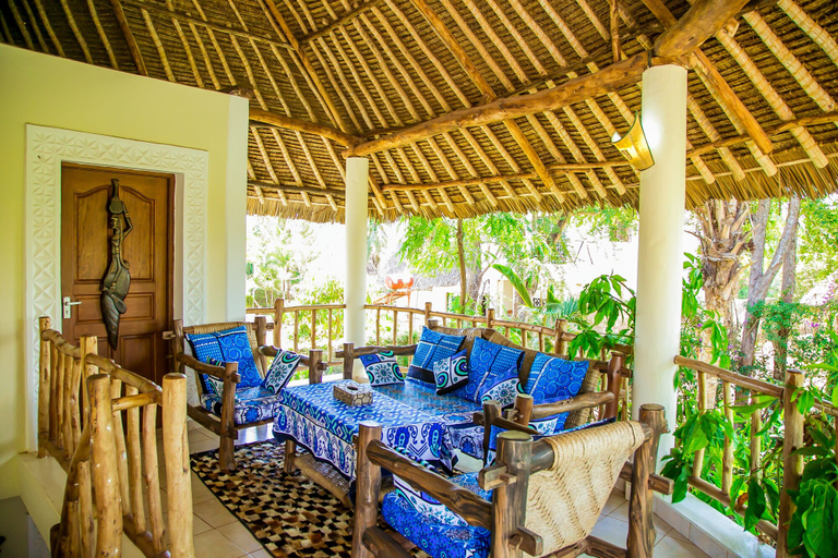 Outdoor dining, Charming 1-bed Cottage in Diani Beach 10min to bea, Msambweni