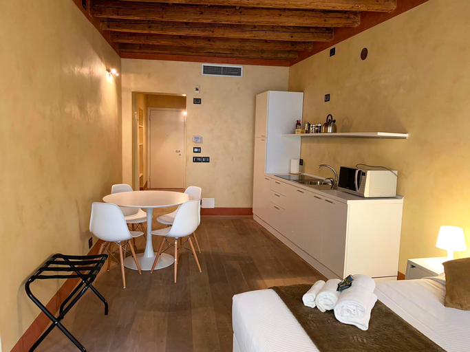 Room 5, Holiday Verona, Verona