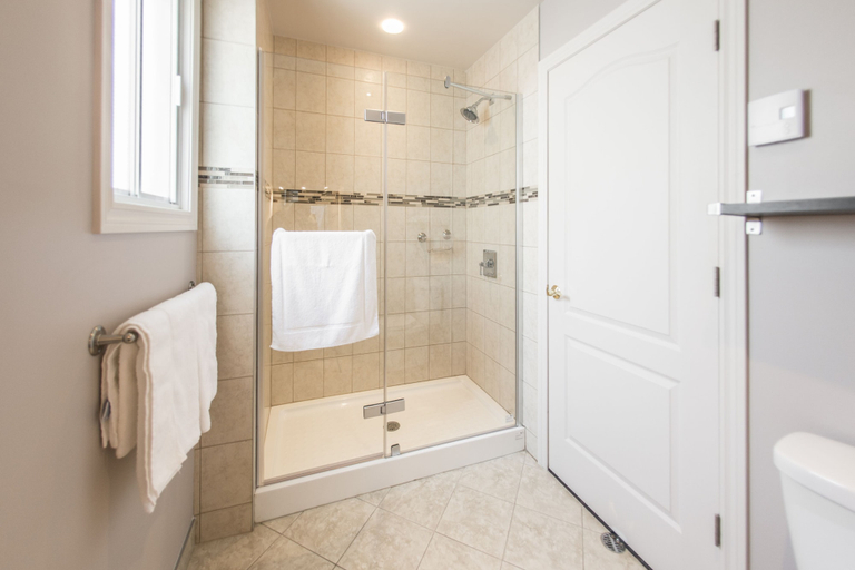 Bathroom 3, Auberge St. Jacques, Montréal