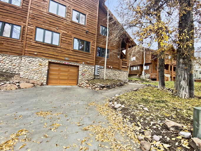 Exterior 5, Timberwolf Lodge 6 2 Bedroom Cabin by RedAwning, Summit