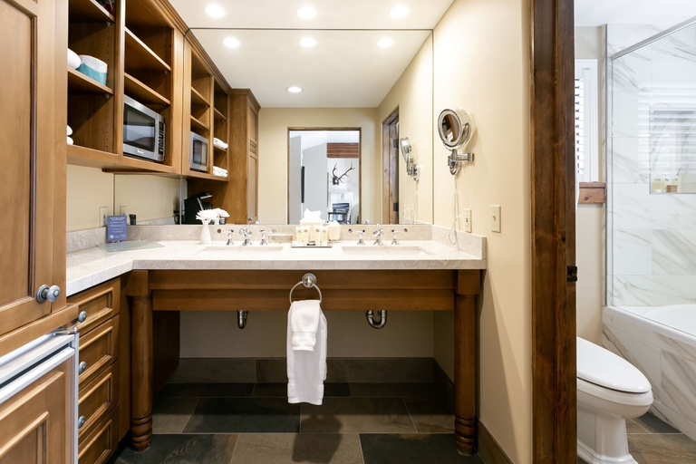 Bathroom, Deluxe King 1 Bedroom Hotel Room by RedAwning, Summit
