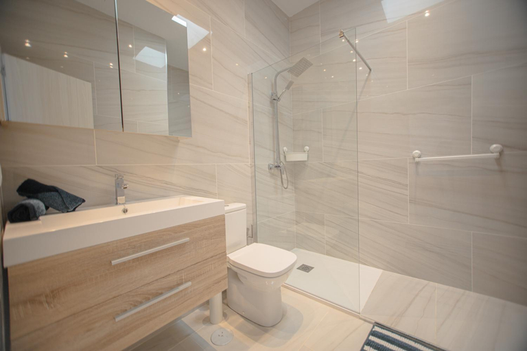 Bathroom 2, Atlantico Plaza Apartments, Las Palmas