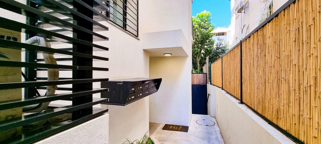 Others 5, Rupin Nacre in Tel Aviv-yafo