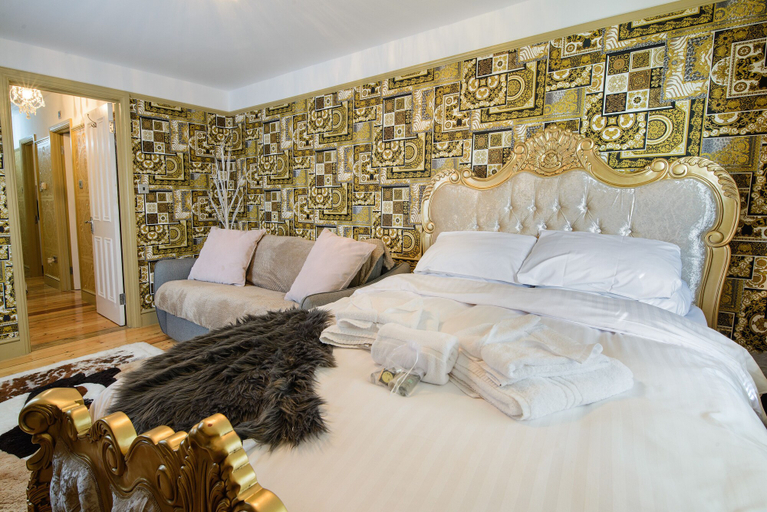 Bedroom 3, Deluxe 2 Bed Versace Hottub Skytv, Essex