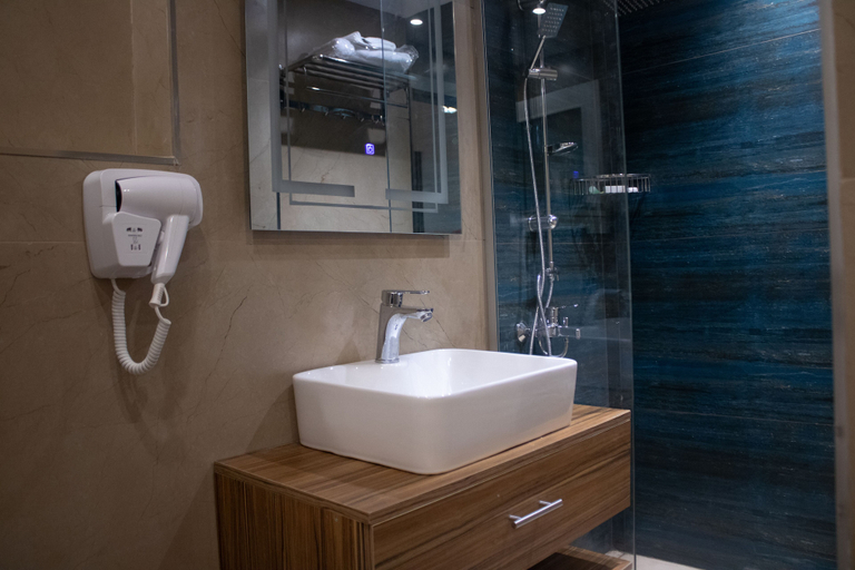 Bathroom 3, Saraya Locanda, Salt