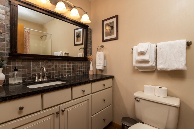 Bathroom 4, Okemo Westwood Condo 3 Bedroom Condo by RedAwning, Windsor