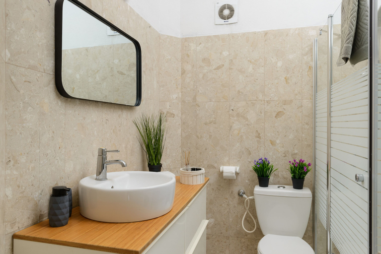Bathroom 2, Bauhaus 2BR with Sea View by FeelHome