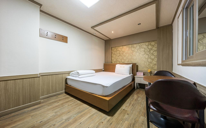 Bedroom 3, Busan Station Prince, Dong