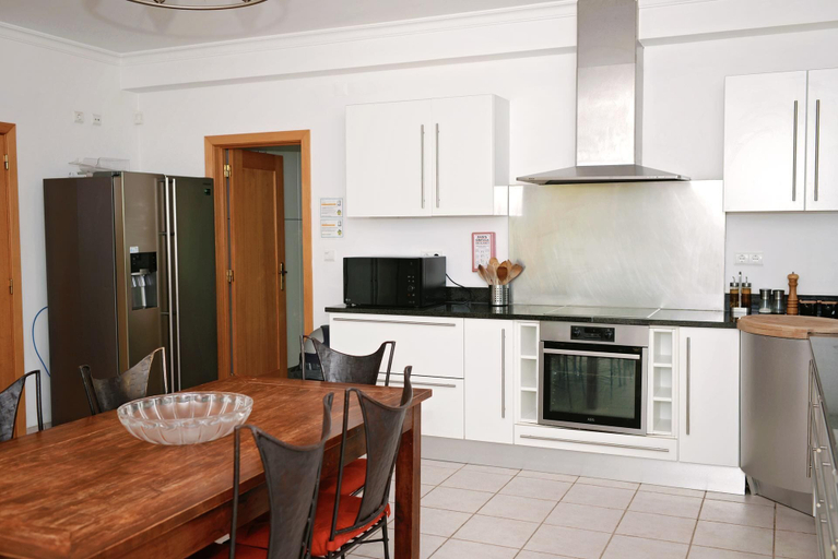 Private kitchen 4, Beautiful 5 En-suite bed Villa With Private Pool, Albufeira