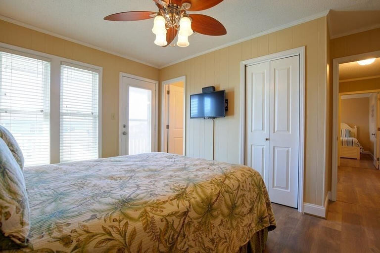 Room 5, Holden Haven 4 Bedroom Home by RedAwning, Brunswick