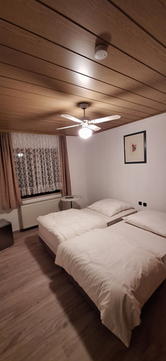 Bedroom 2, Sharmas, Ilm-Kreis