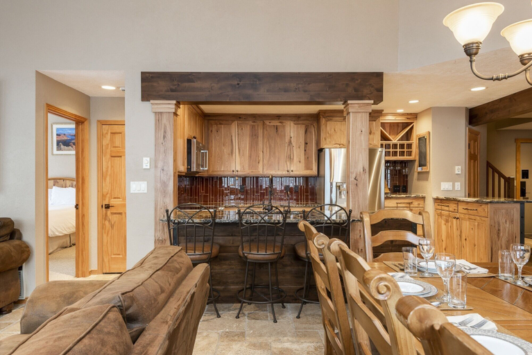 In-room dining, Snow Flower 158 3 Bedroom Condo by RedAwning, Summit