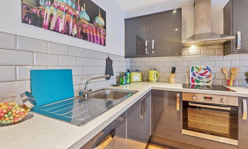Others 2, Rainbow Studio - Spacious City Centre - Close to sea - Sleeps 1 to 3 Guests, Brighton and Hove