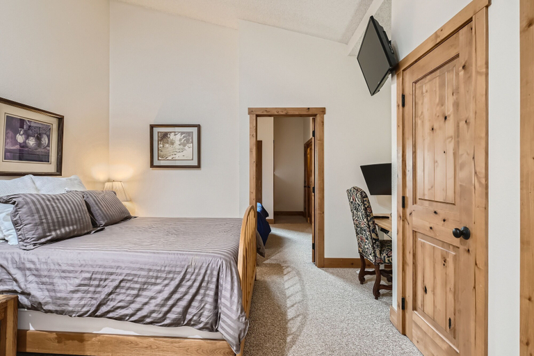 Room 3, Spacious 2-level Ski Hill 8 Condo Walk to Gondola by RedAwning, Summit