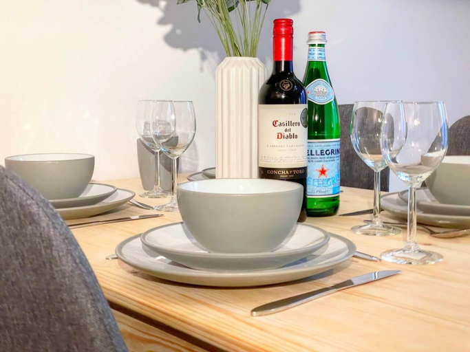 Food & Drinks 5, Beautiful 1-bed Apartment in Gloucester, Gloucestershire