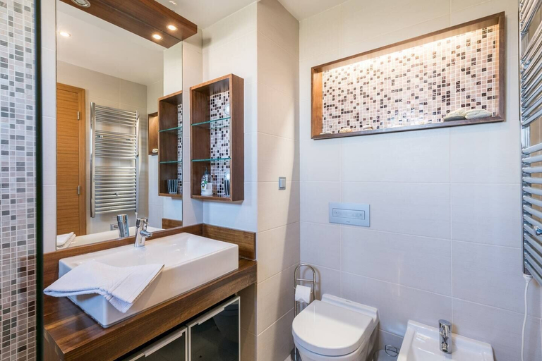 Bathroom 4, Captivating 2-bed Apartment in Praia da Luz, Lagos