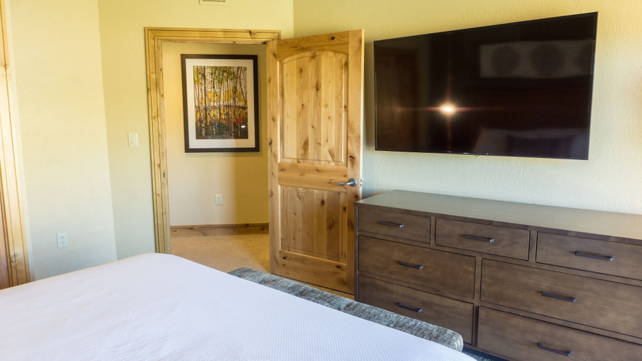 Bedroom 3, Grand Summit Hotel Spacious Family Suite by RedAwning, Summit