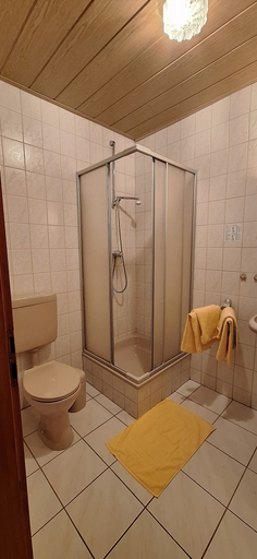 Bathroom 4, Sharmas, Ilm-Kreis