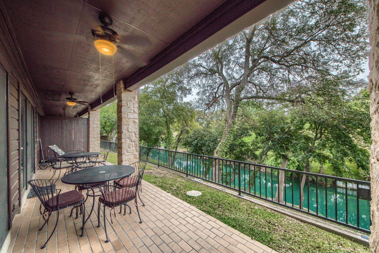 Outdoor dining 3, River Bend Cw C109 3 Bedroom Condo by RedAwning, Comal