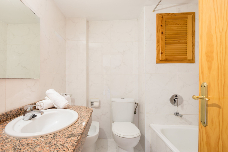 Bathroom 5, htop Molinos Park, Tarragona