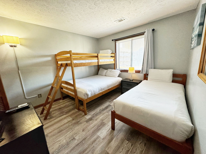 Bedroom 2, Spacious Modern Condo - 1st Floor - One Block to the Beach, Horry