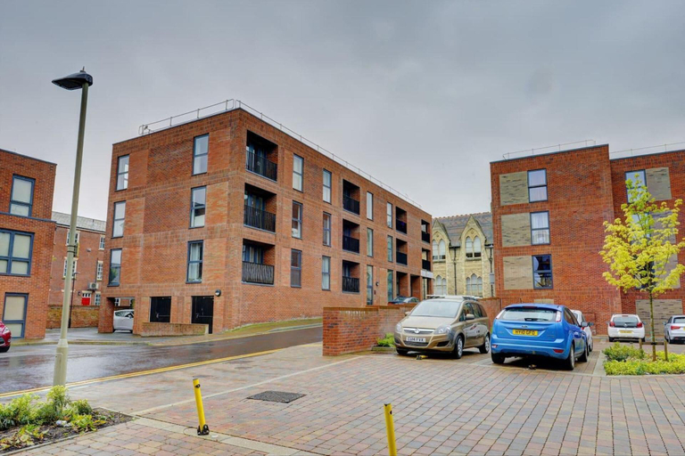 Exterior & Views 2, Beautiful 1-bed Apartment in Gloucester, Gloucestershire