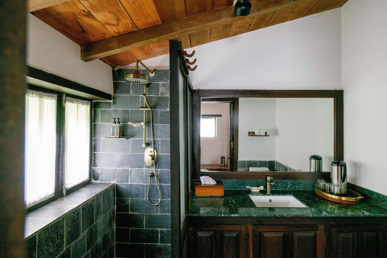 Bathroom 5, Tiger Mountain Pokhara Lodge, Gandaki