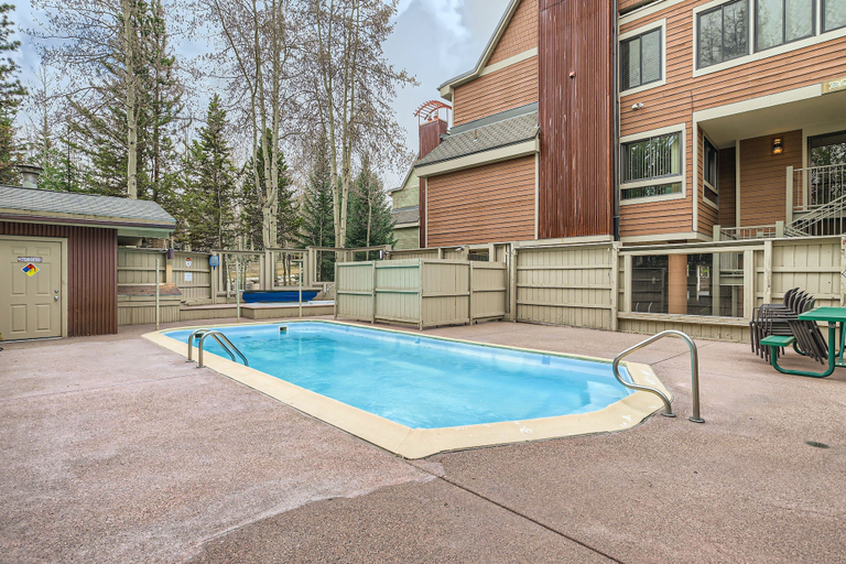 Pool 5, Spacious 2-level Ski Hill 8 Condo Walk to Gondola by RedAwning, Summit